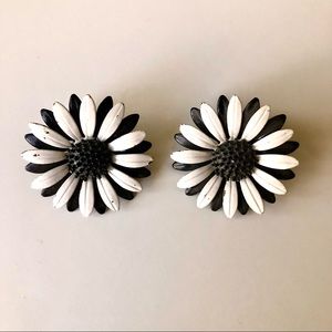 Vintage mid century mod 1960s daisy clip on earrings